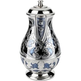красивый серебряный кувшин