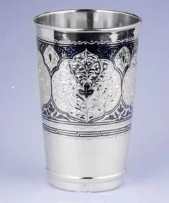 красивый серебряный стакан