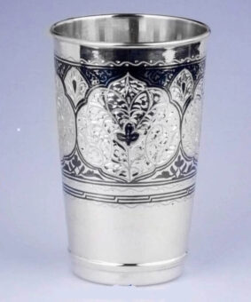 красивый серебряный стакан