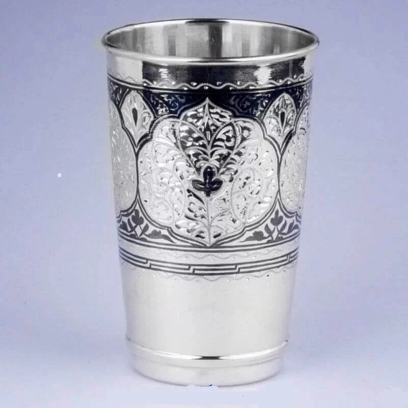 красивый серебряный стакан