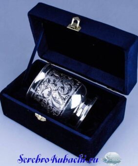 большая серебряная кружка