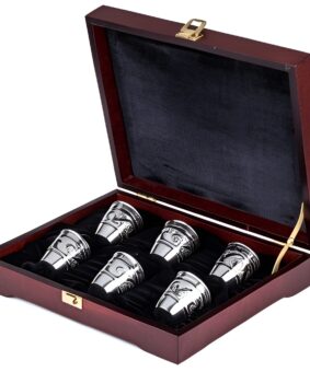 набор серебряных стопок