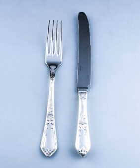 серебряный нож с вилкой