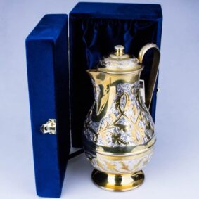 позолоченный серебряный кувшин в футляре