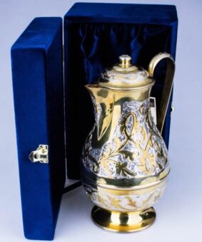 позолоченный серебряный кувшин в футляре
