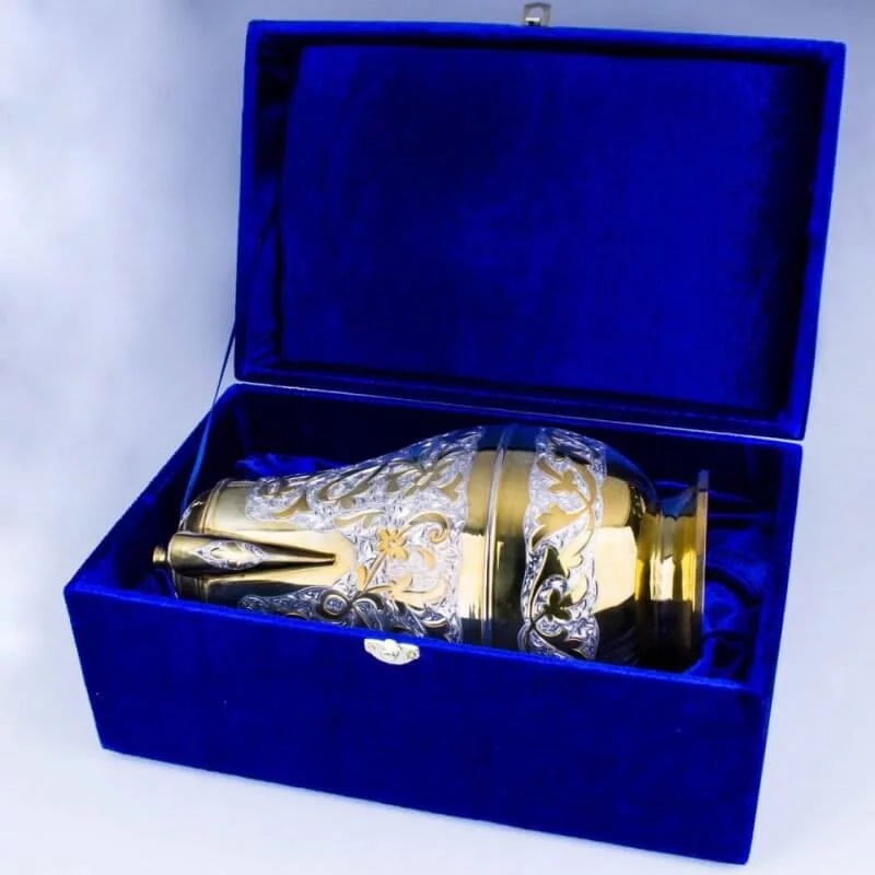 позолоченный серебряный кувшин в футляре