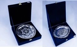 Серебряные подносы и тарелки