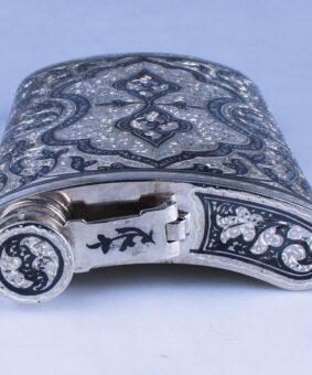 серебряная фляжка