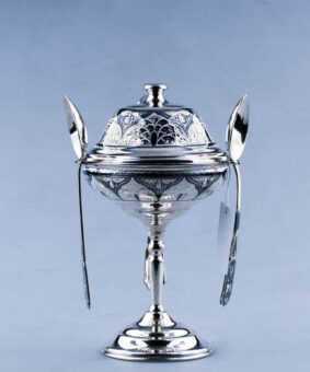 серебряная икорница с ложками