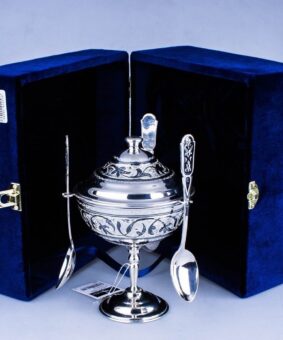 серебряная икорница с ложками