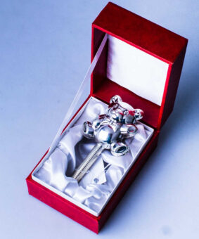 серебряная погремушка в футляре