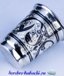 красивая серебряная стопка