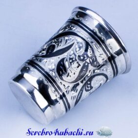 красивая серебряная стопка