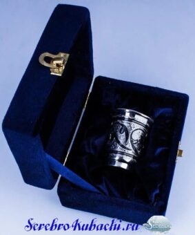 красивая серебряная стопка