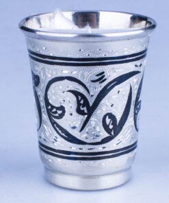 красивая серебряная стопка