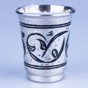 красивая серебряная стопка