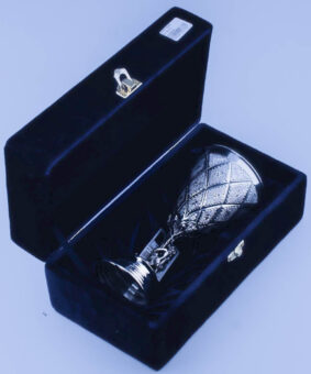 серебряный бокал