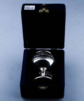 серебряный бокал