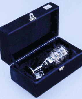 серебряный бокал