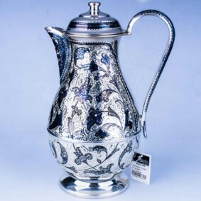 красивый серебряный кувшин