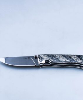 складной серебряный нож