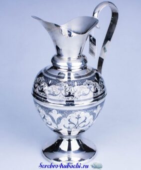 красивый серебряный кувшин
