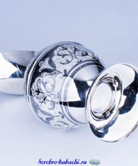 красивый серебряный кувшин