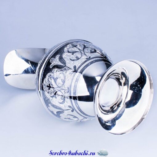 красивый серебряный кувшин
