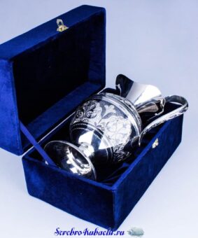 красивый серебряный кувшин