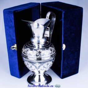красивый серебряный кувшин