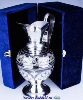 красивый серебряный кувшин