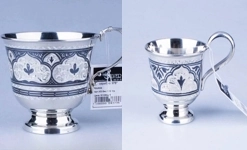 Серебряные кружки и чашки с блюдцами