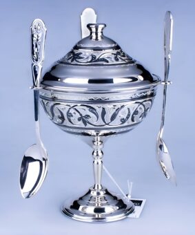 икорница с ложками