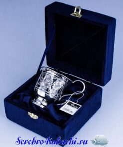 красивая серебряная кружка