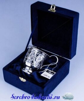 красивая серебряная кружка