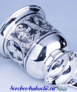 красивая серебряная кружка