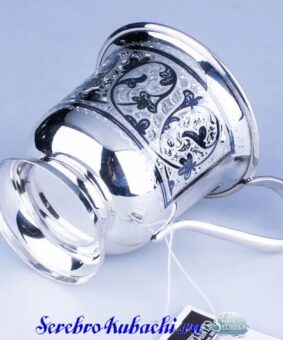 красивая серебряная кружка