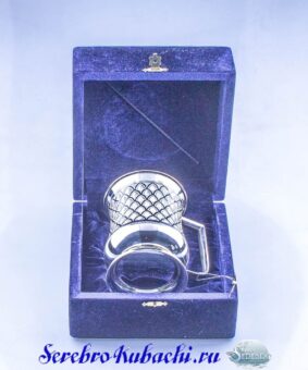 серебряная кружка