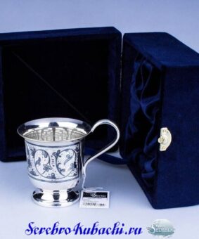 красивая серебряная кружка