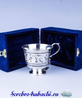 серебряная кружка