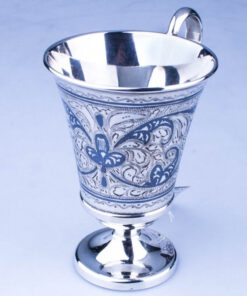 серебряная кружка на ножке