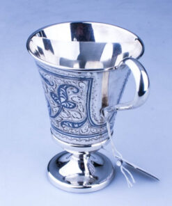 серебряная кружка на ножке