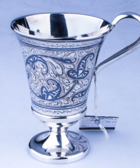 серебряная кружка на ножке