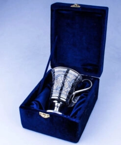 серебряная кружка на ножке