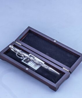 серебряная ручка с гравировкой в футляре