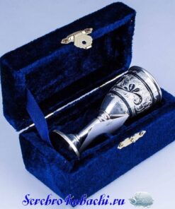 серебряная рюмка на ножке