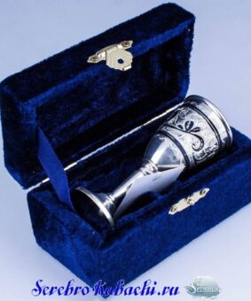 серебряная рюмка на ножке