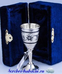 серебряная рюмка на ножке