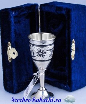 серебряная рюмка на ножке