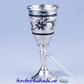 серебряная рюмка на ножке